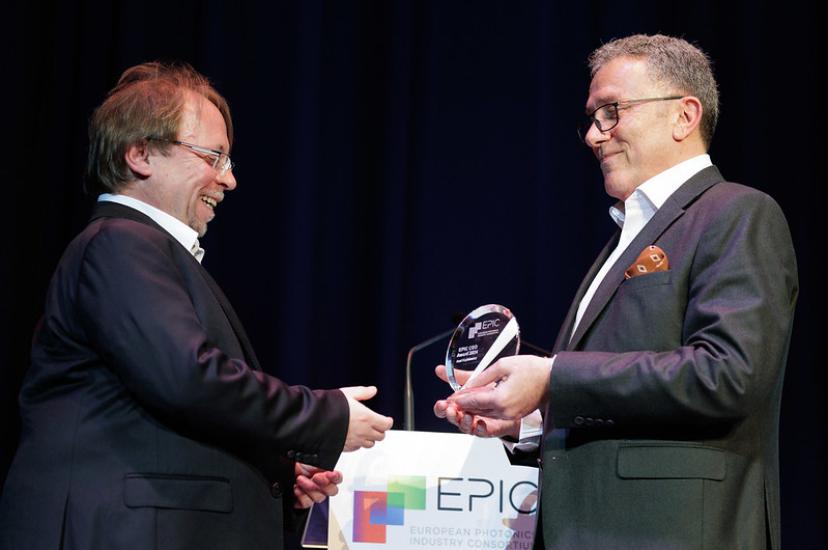 Basil Garabet, President of EPIC, presents the EPIC CEO Award 2024 to Axel Kupisiewicz