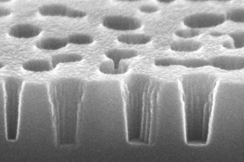 nanoholes AR coatings