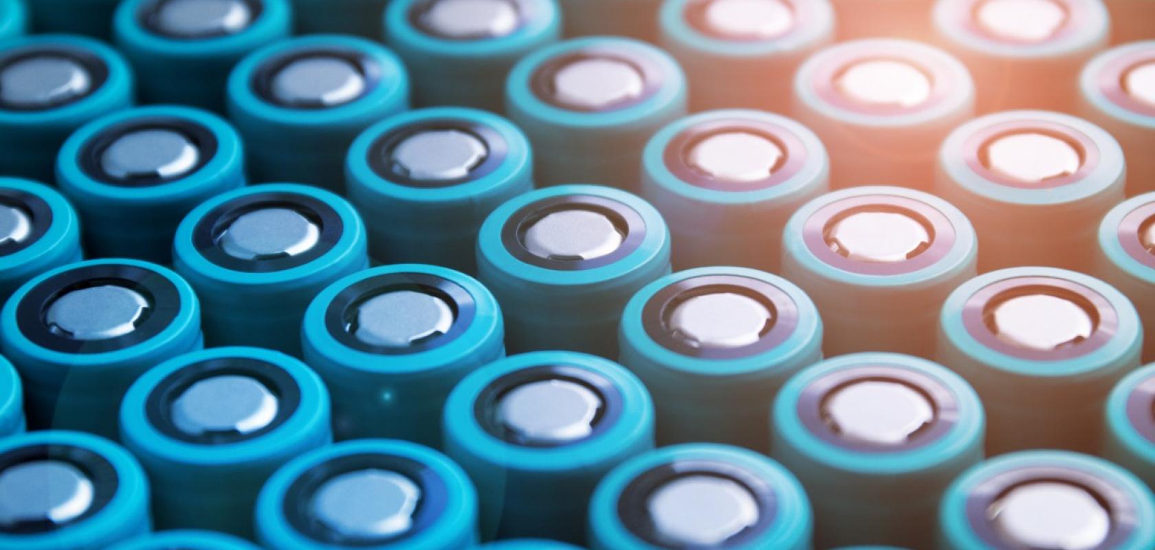 The study finds that nuclear magnetic resonance (NMR) spectroscopy can be used to see fast ions moving between the lithium metal anode and its passivation layer, while also detecting the chemical compounds on the surface