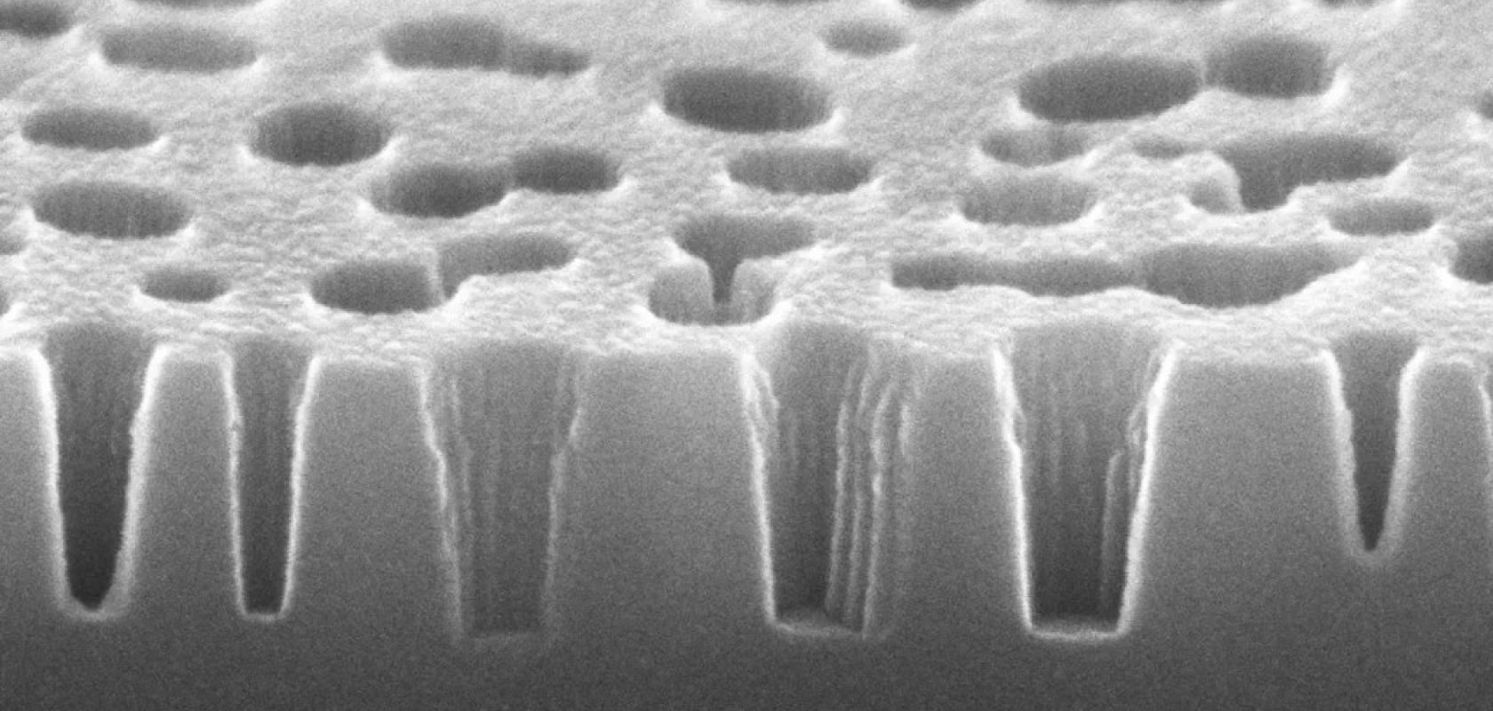 nanoholes AR coatings